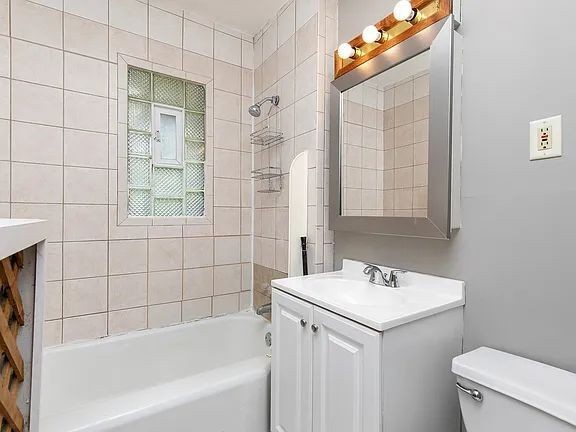 Building Photo - "Charming 2-Bedroom Gem with Ample Space on Cottage Grove Avenue!"