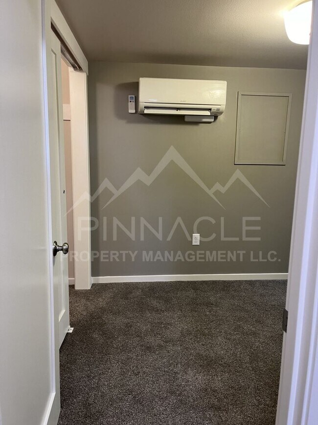 Building Photo - 1-5 1/2 Chicago Ave