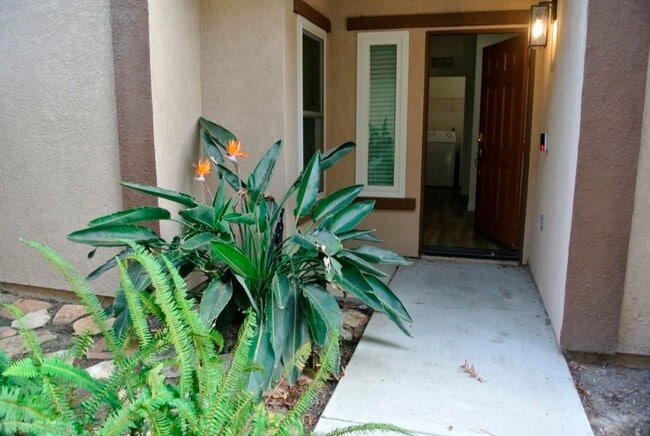 Building Photo - 4Bed/2.5Bath Home in the Brisbane complex~ Brisbane