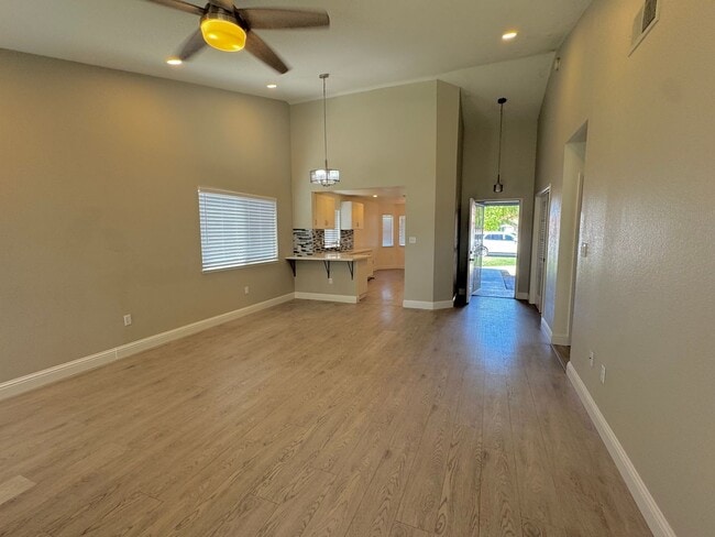 Building Photo - Remodeled Silver Creek Beauty
