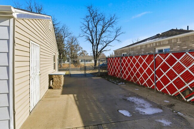 Building Photo - $1,930.95 - 3 Bedrooms, 1 Bathroom, Single Family Home in Aurora with fenced Yard!