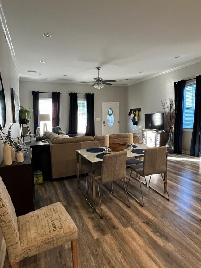 Building Photo - Beautifully Renovated Two Bedroom Highlands Home