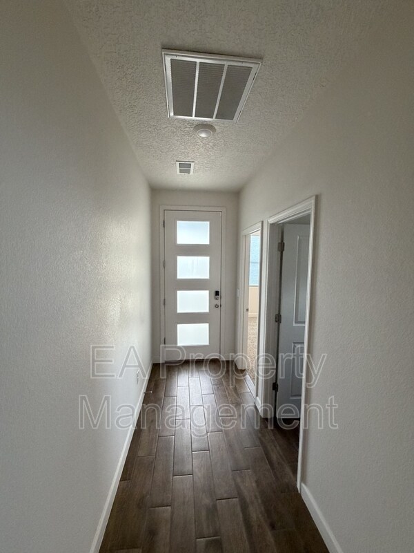 Building Photo - 6742 Clayton Dr NE