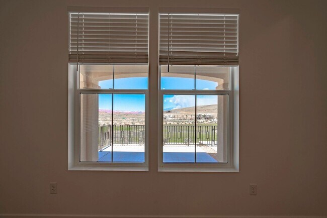Building Photo - Well Maintained, 3 Bedroom and 2.5 Bathroom Townhome in Desert Color! Internet Included!