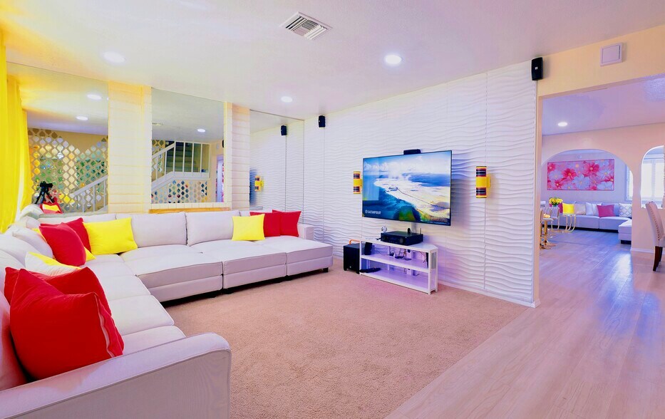 Building Photo - 6482 Viewpoint Dr