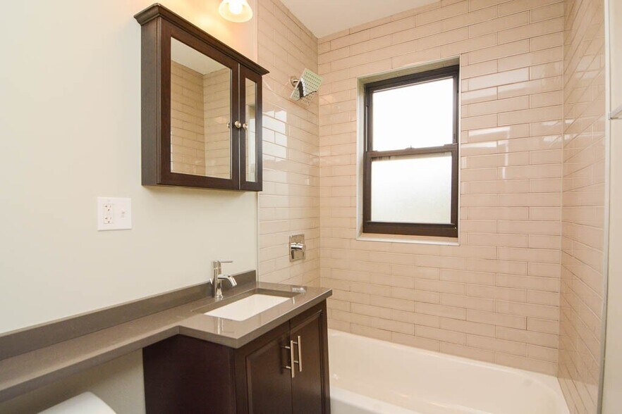 Building Photo - 4551 N Damen Ave