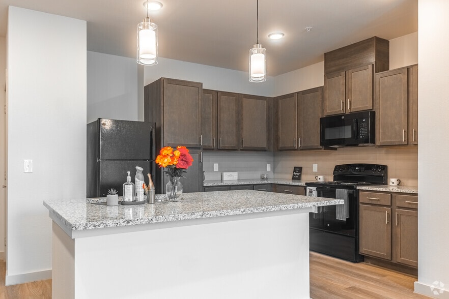 B1 2BR, 2BA - 1,079SF - Kitchen - Estates at Ferguson