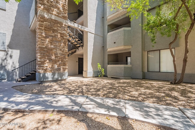 Building Photo - 2025 E Campbell Ave