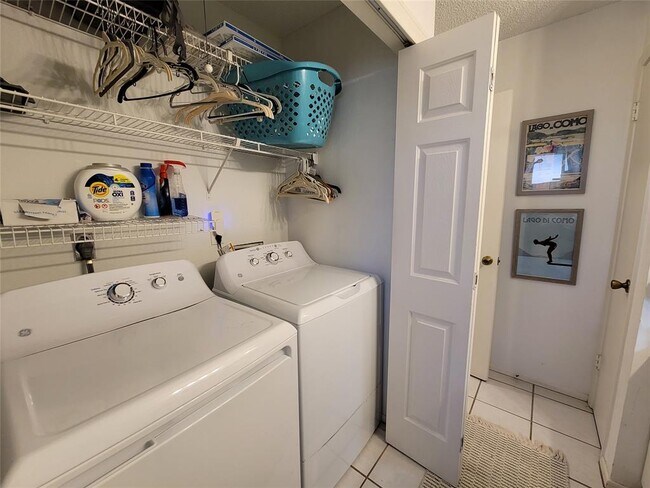 Building Photo - 1015 E Yager Ln