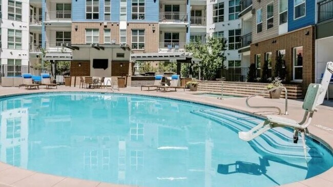 Building Photo - 1801 Chestnut Pl