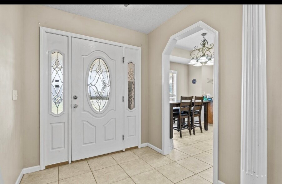 Main entrance - 108 Fieldstone Dr