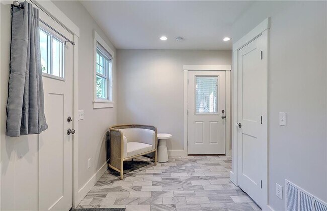 Building Photo - 137 Rosebriar Ave