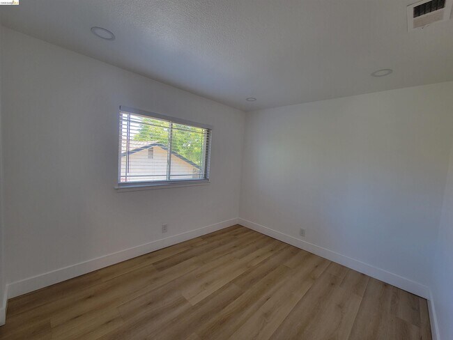 Building Photo - 2210 Sierra Ct
