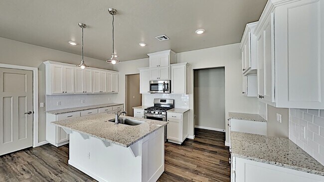 Building Photo - Very Nice 3 Bedroom 2 Bath Home in Yukon S...