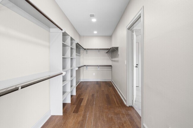 Building Photo - 703 Leaning Oak Trail