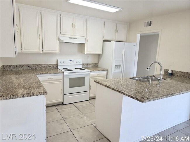 Building Photo - FANTASTIC SINGLE-STORY TOWNHOME JUST MINUT...