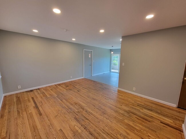 Building Photo - 3 bed, 1 bath, Close to South Bend Airport