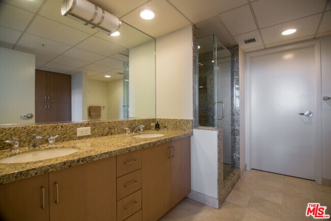 Building Photo - 13700 Marina Pointe Dr