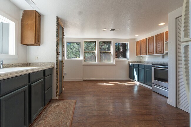 Building Photo - 2 bedroom charmer on W South for rent!