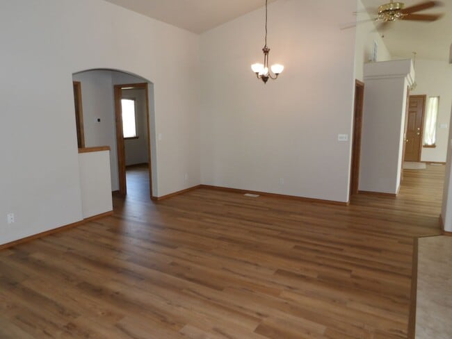 Building Photo - CDA Place Garden Home in Gated Community!
