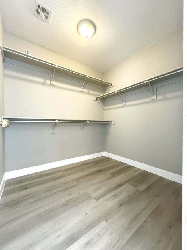 Building Photo - Vaulted Ceiling Home, Gated Community w/ P...