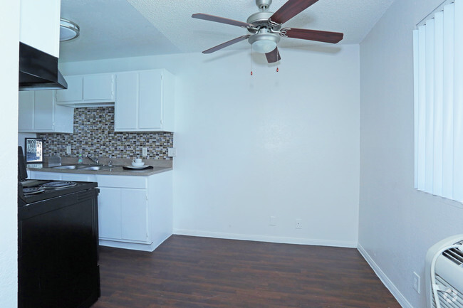 1BR, 1BA - 511 SF Dining Room - Apartments in the Heart of Las Vegas