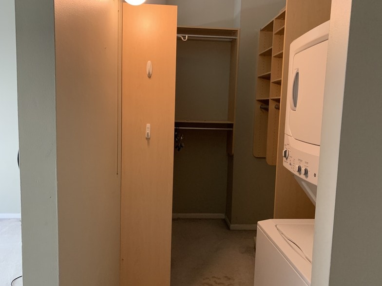 In unit washer and dryer - 801 S Wells St