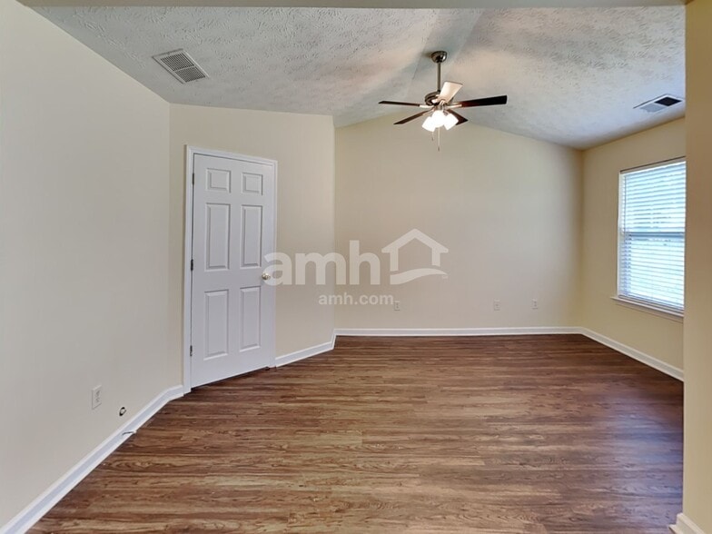 Building Photo - 891 Edgewood Ln
