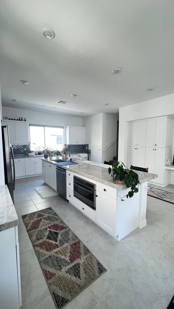 Building Photo - Beautiful furnished 4 bedroom Townhouse!