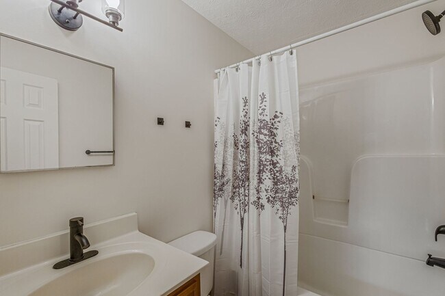 Building Photo - AVAILABLE NOW at a Good Price. 2 Bed 1 Bath FOR LEASE in South Inglewood (East Nashville). $1600 ...