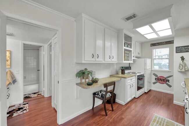 Building Photo - 3900 Aspen Dr