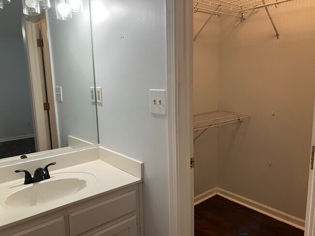 Building Photo - 7054 Foxhall Dr