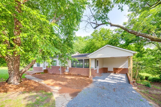 Building Photo - "Newly Renovated 3-Bedroom Retreat with 2 ...