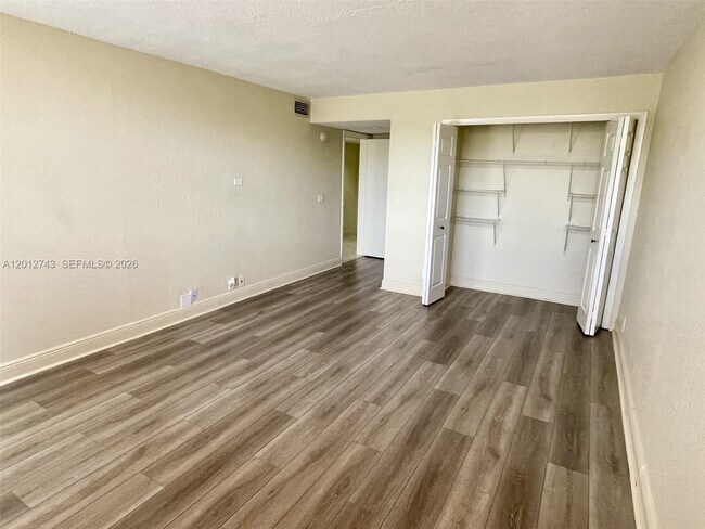 Building Photo - 491 Racquet Club Rd