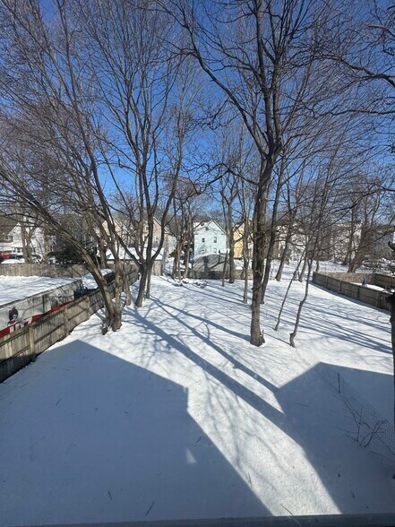 Building Photo - 27 Lilac St