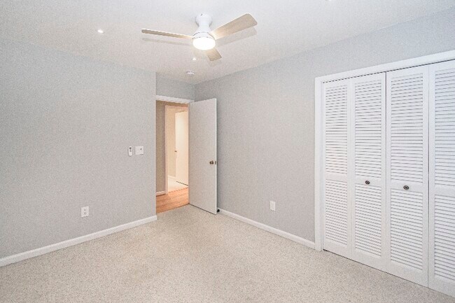 Building Photo - 118 Camelot Ct