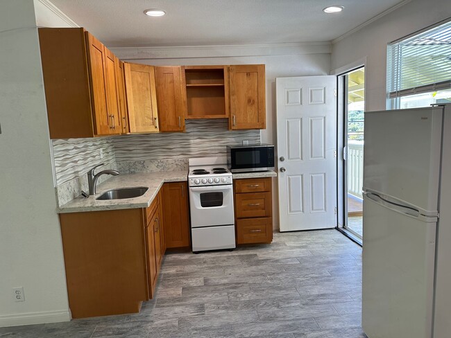 Building Photo - Charming Palolo Studio