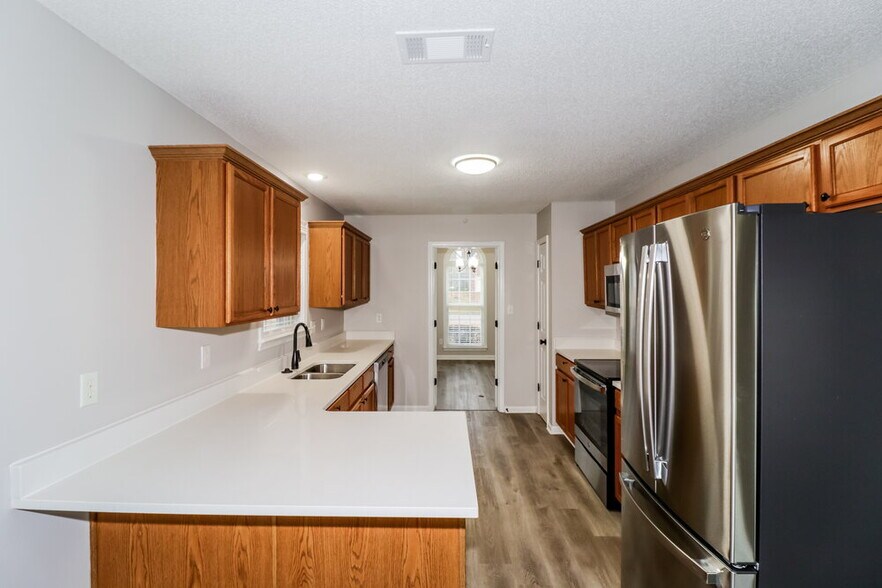 Building Photo - 10114 Bloomsbury Ave