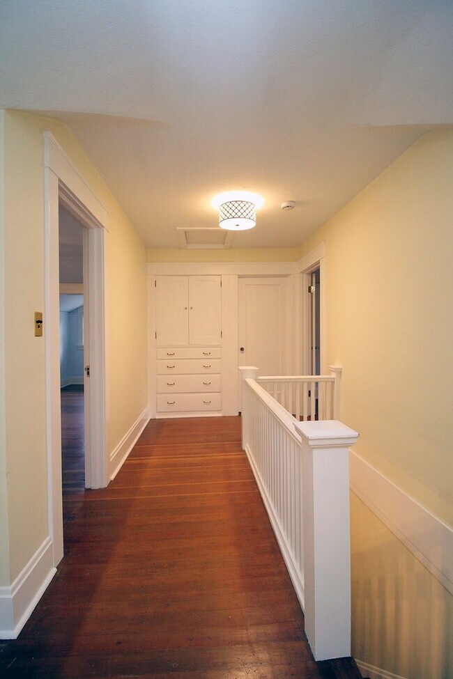 Building Photo - 803 NE Laurelhurst Pl