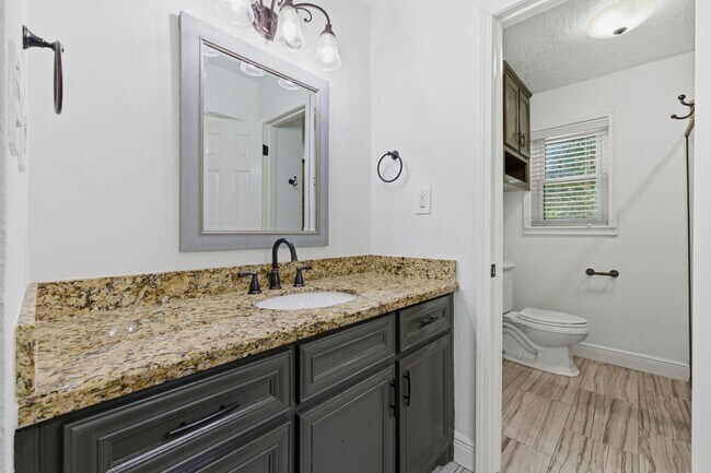 Building Photo - 1320 Woodvine Dr