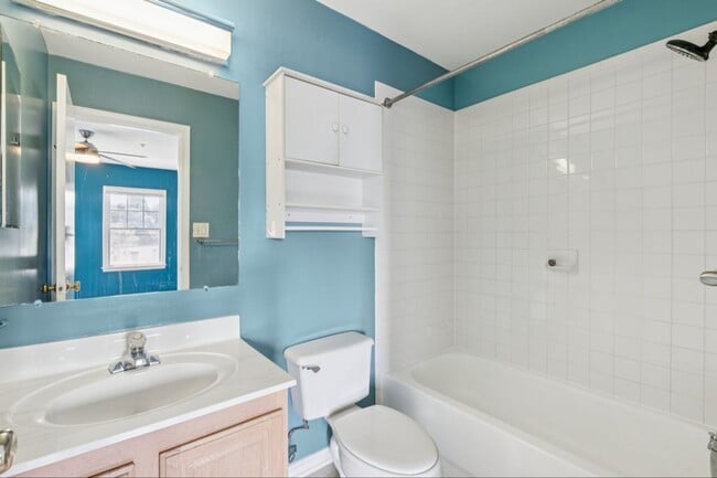 Building Photo - Spacious 3BR Townhome Near Metro & Nationa...