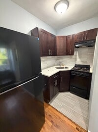 Building Photo - 30 Gladstone Ave