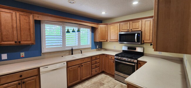 Building Photo - Spacious rental in desirable neighborhood with 3 full baths! Available for 6 months only July 1-D...
