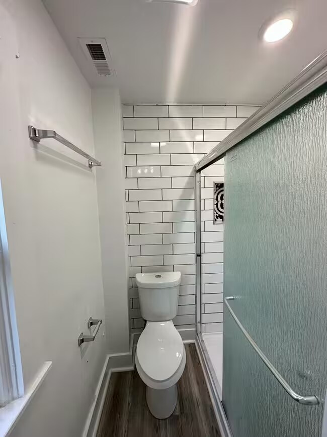 Building Photo - 3370 Parkview Ave