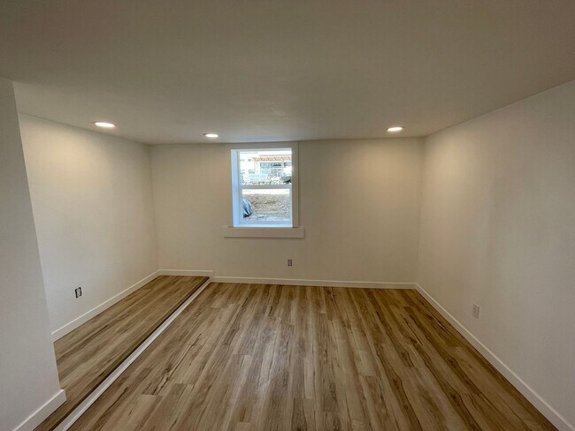Building Photo - New 1 Bed unit - Safe, cool, clean, and nice.