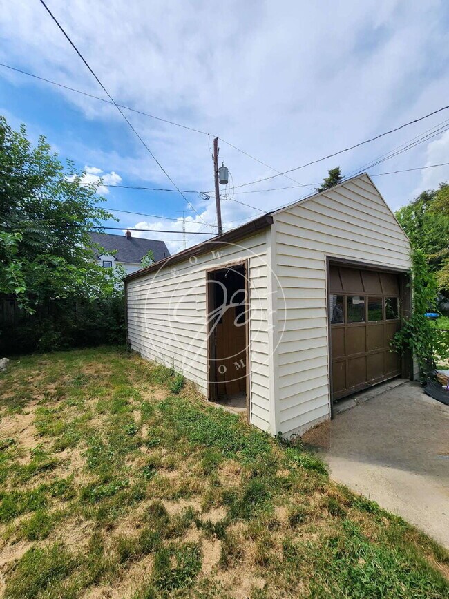Building Photo - 3 Bed / 2 Bath Home in West Toledo – Bonus...
