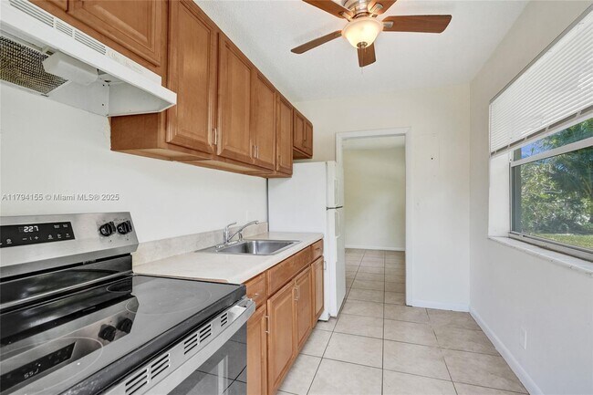 Building Photo - 403 SW 11th Ct