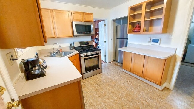 Building Photo - Charming and Sunlight 3BD, 1 BA in the Quaint DC Suburb of Mount Rainer, MD!!!