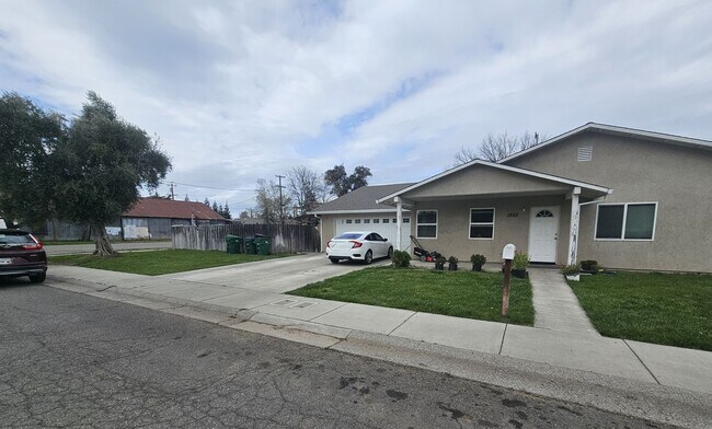 Building Photo - Duplex For Rent in Corning!