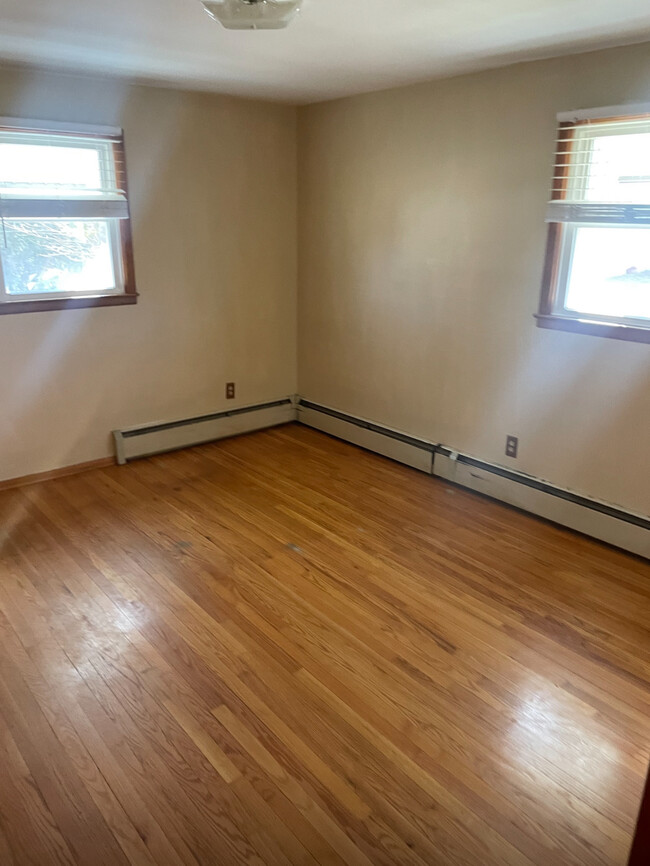 Building Photo - 955 Thorme St